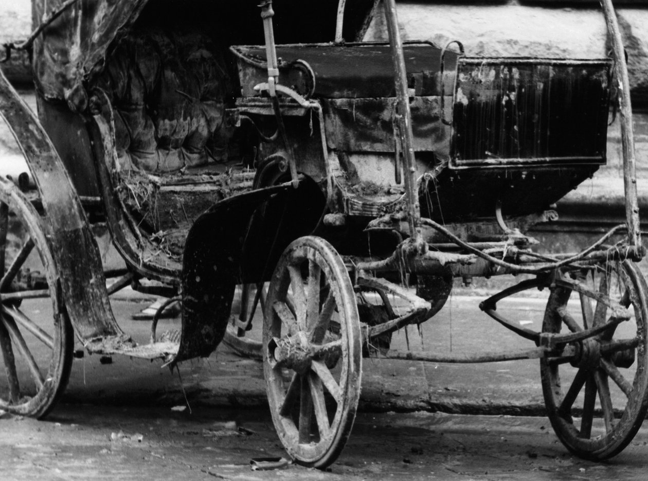 Carruaje arruinado por el barro tras la inundación de Florencia, noviembre de 1966 (foto b/n) de Vincenzo Balocchi