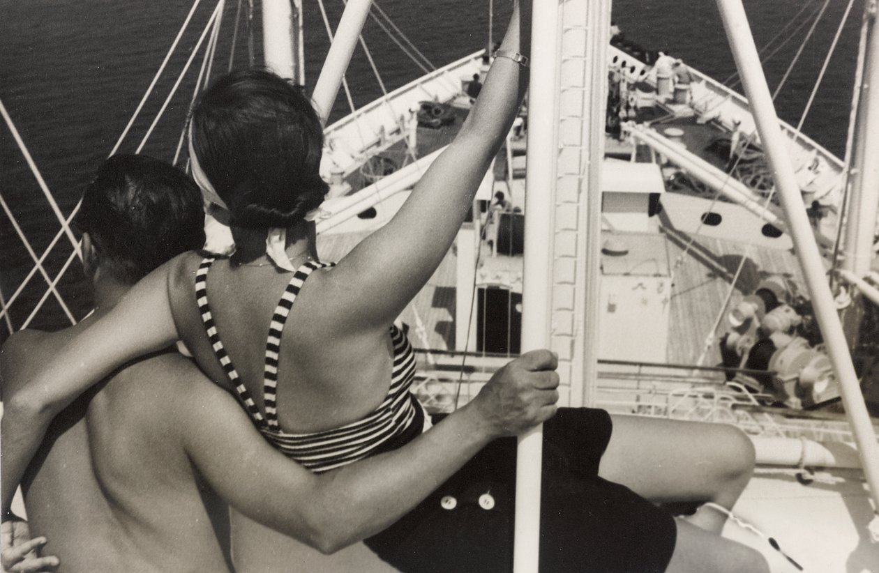 Pareja a bordo del crucero "Oceania", del álbum "At the Edge of Oceania 28th July to 10th August 1935". de Vincenzo Balocchi