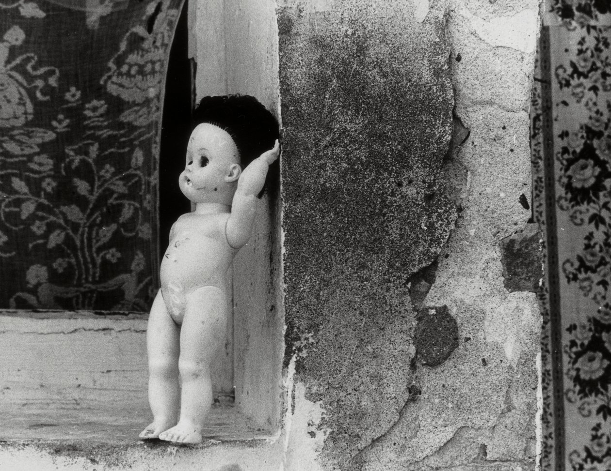 Muñeca en el alféizar de una ventana de Vincenzo Balocchi