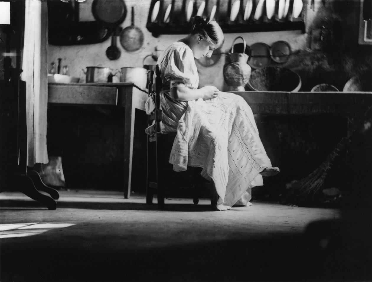 Niña cosiendo lino para su dote, c.1916 (foto b/n) de Vincenzo Balocchi