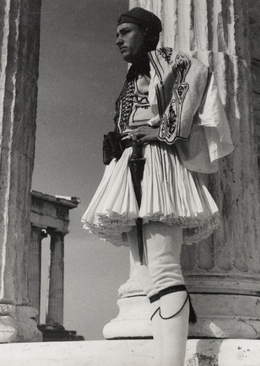 Soldado griego en la Acrópolis, Atenas, del álbum "Crucero por el Egeo - Zara, Atenas, Rodas y Trípoli". de Vincenzo Balocchi