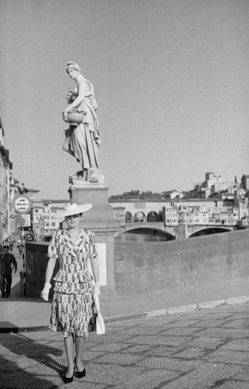 Modelo posando en el puente de Santa Trinita de Florencia durante una sesión fotográfica, 2-3 de junio de 1941 (foto en blanco y negro). de Vincenzo Balocchi