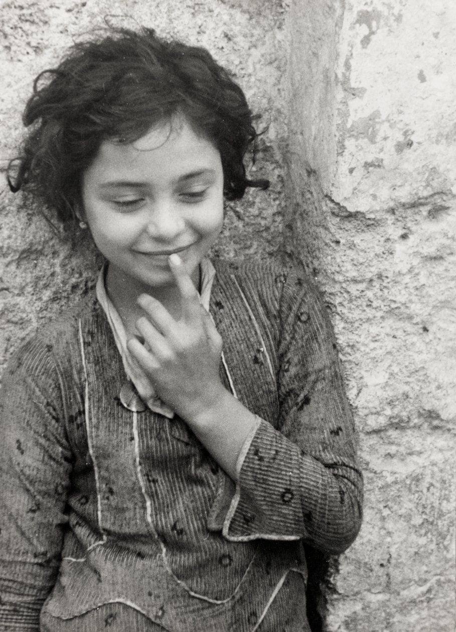 Retrato de un niño, del álbum "Crucero por el Egeo - Zara, Atenas, Rodas y Trípoli", mayo de 1934 (foto en blanco y negro). de Vincenzo Balocchi
