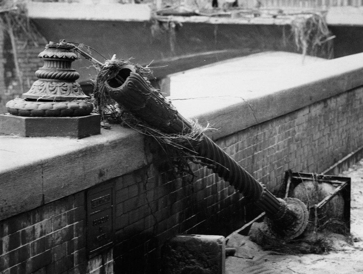 Farola rota por la fuerza de las aguas en Florencia, noviembre de 1966 (foto b/n) de Vincenzo Balocchi