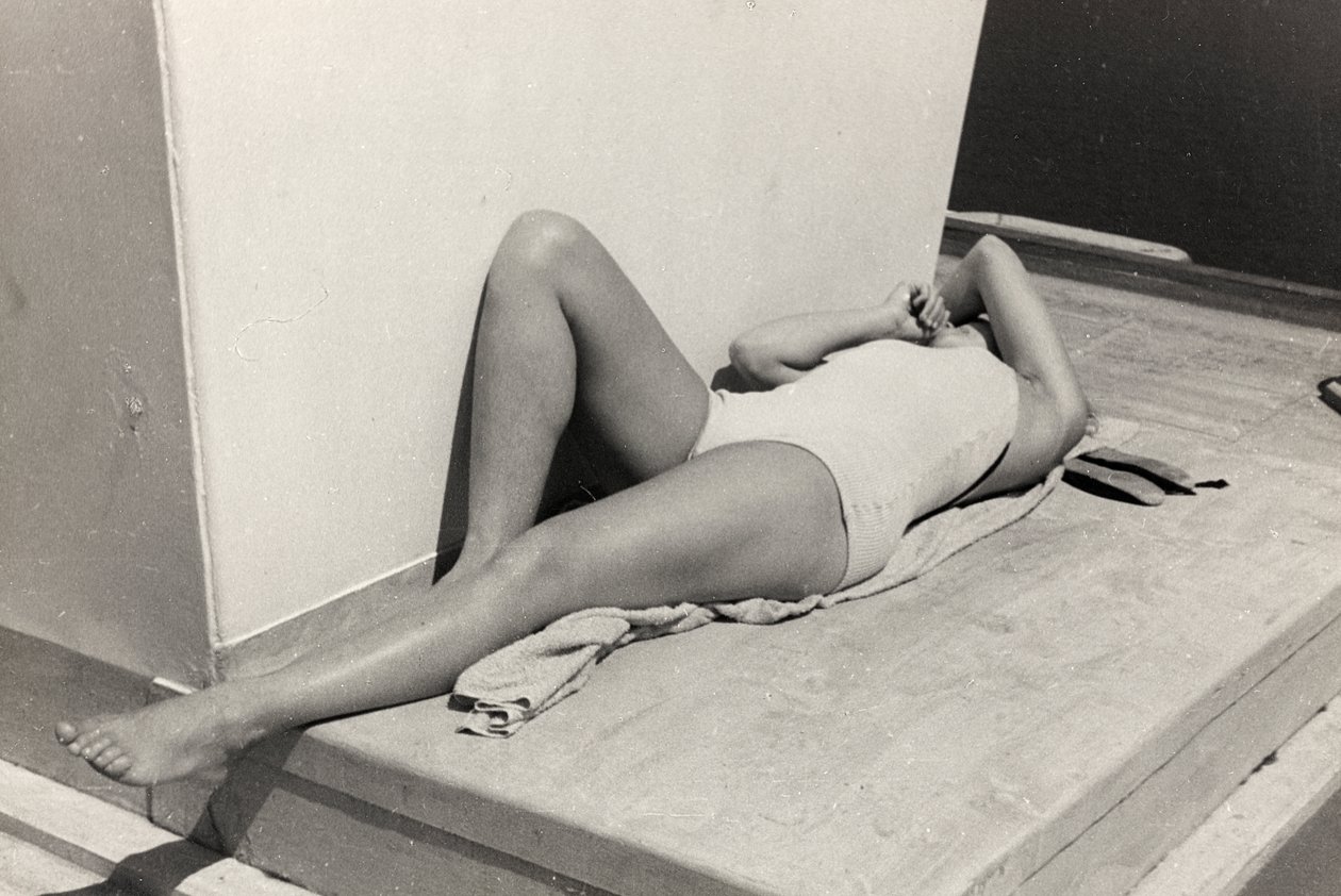 Tomando el sol a bordo del crucero "Oceanía", del álbum "Al borde de Oceanía del 28 de julio al 10 de agosto de 1935". de Vincenzo Balocchi