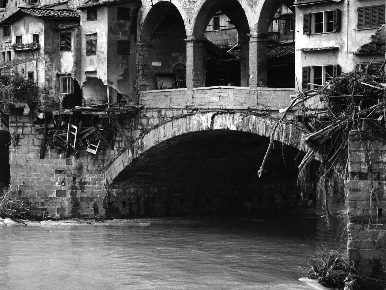 El Ponte Vecchio medio destruido tras la inundación de Florencia de Vincenzo Balocchi