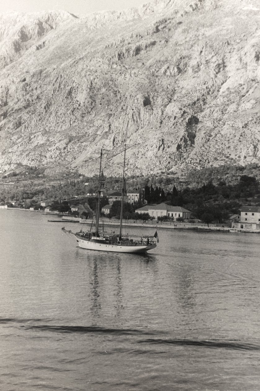 El Velero del Duque de Aosta, frente a la costa de Kotor, Croacia, del Álbum "Corfú, Atenas y la bahía de Kotor". de Vincenzo Balocchi
