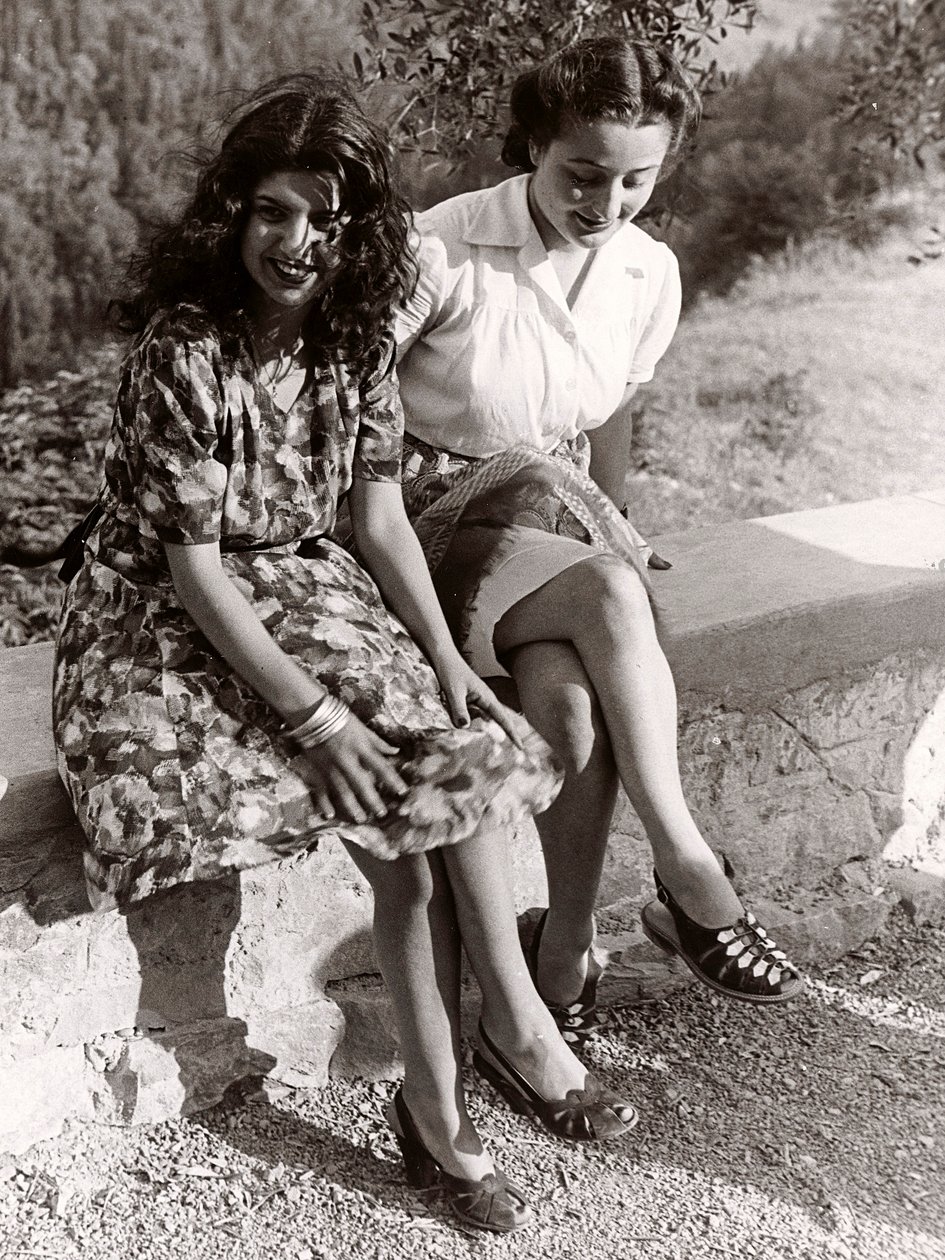 Dos chicas sentadas en una pared, Italia, c.1940 (foto b/n) de Vincenzo Balocchi