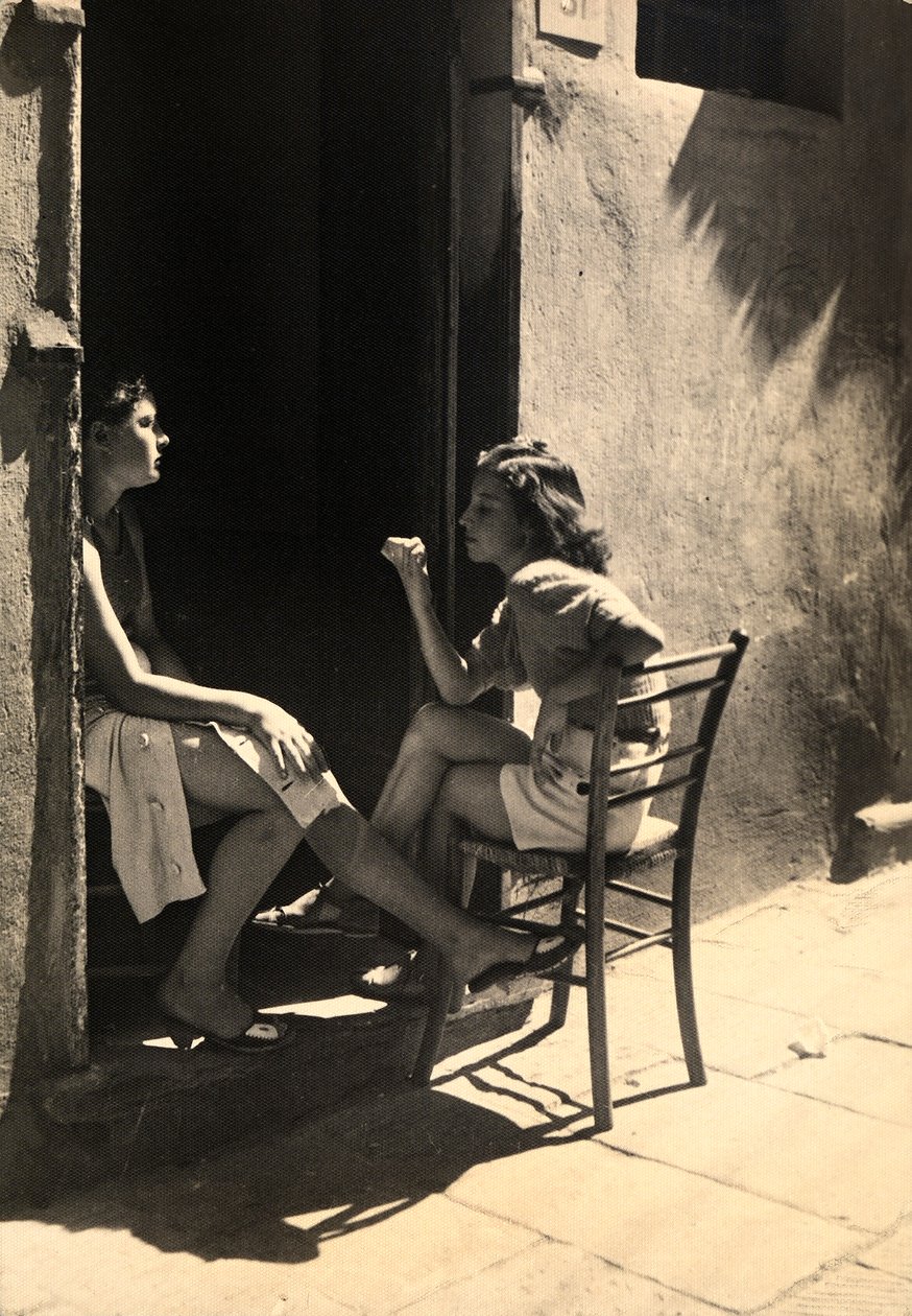 Dos chicas sentadas en el umbral de una puerta. Postal enviada por el fotógrafo a Vincenzo Balocchi de Vincenzo Balocchi
