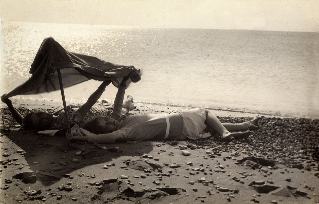 Dos mujeres tumbadas a la orilla del mar a la sombra de una toalla. Postal enviada por el fotógrafo a Vincenzo Balocchi de Vincenzo Balocchi