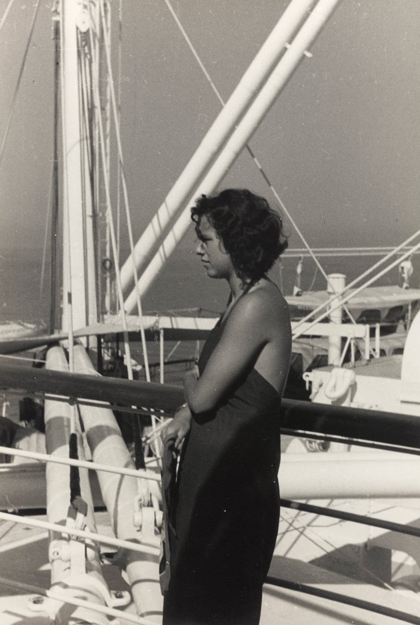 Mujer a bordo del crucero "Oceania", del álbum "At the Edge of Oceania 28th July to 10th August 1935". de Vincenzo Balocchi