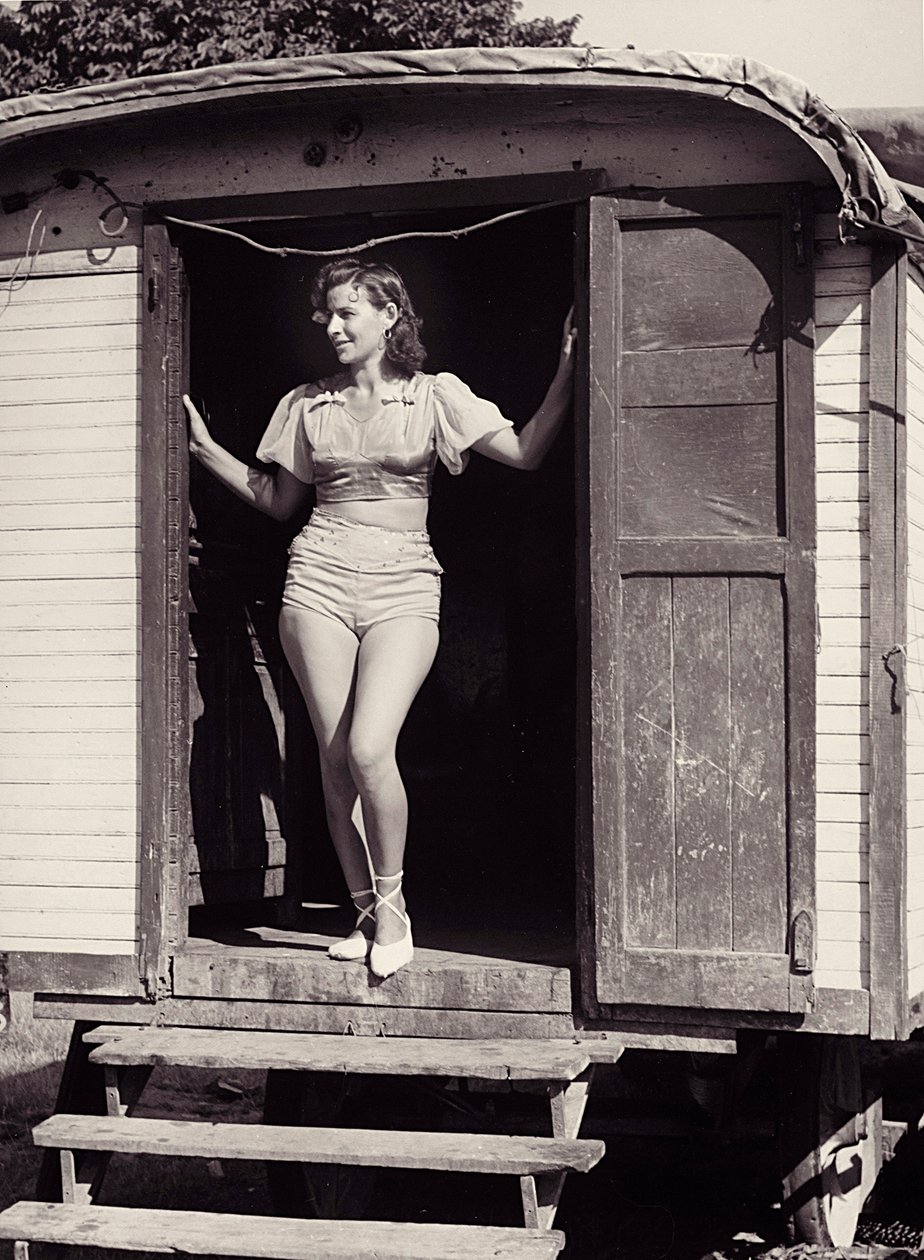 Mujer joven en un carruaje de circo, c.1960 (foto b/n) de Vincenzo Balocchi