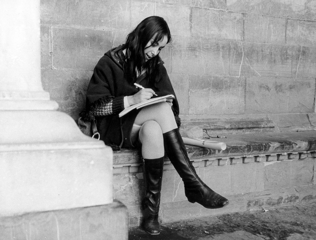 Joven escribiendo bajo la Loggia del Lanzi en Florencia, c.1965 (foto b/n) de Vincenzo Balocchi
