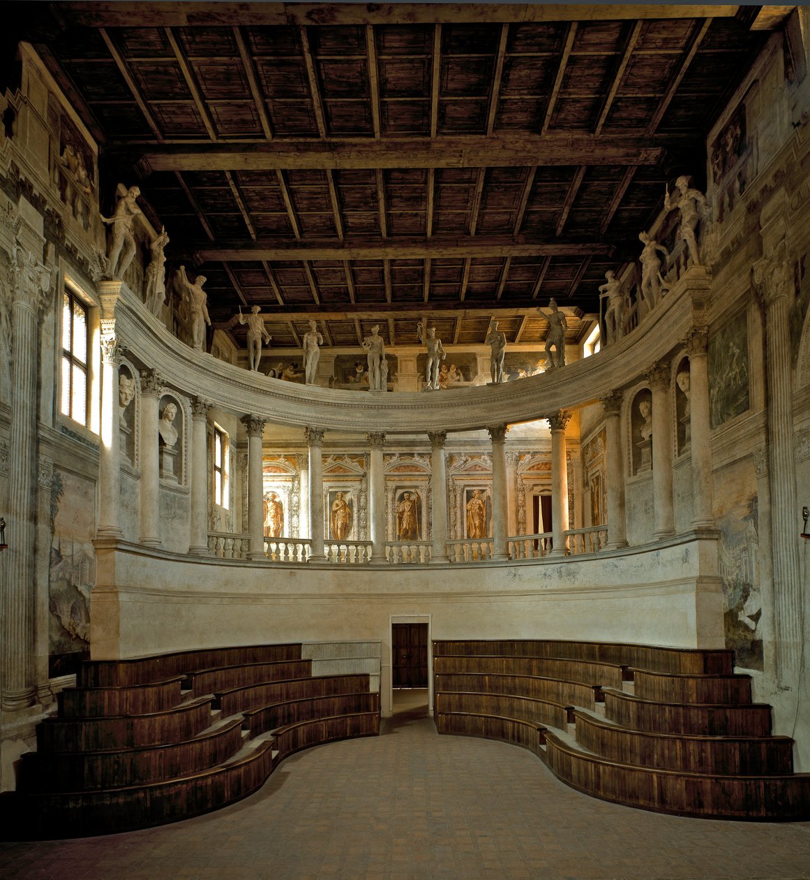 Arquitectura renacentista: vista del Teatro Olímpico diseñado por el arquitecto Vincenzo Scamozzi (1552-1616) 1588-1590 Sabbioneta, Italia de Vincenzo Scamozzi