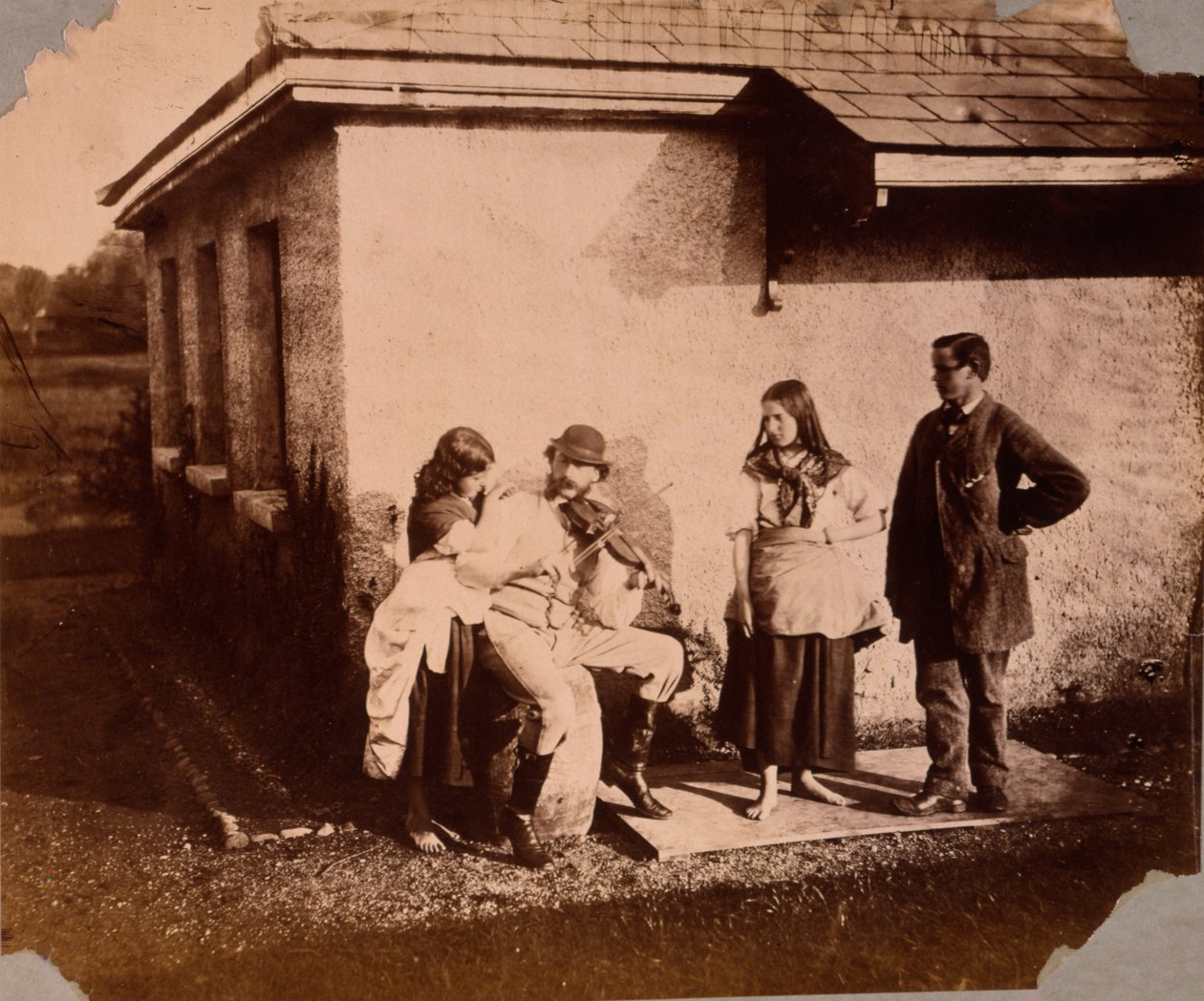 Niños escuchan a un hombre tocando el violín, c.1859-61 de Viscountess Hawarden