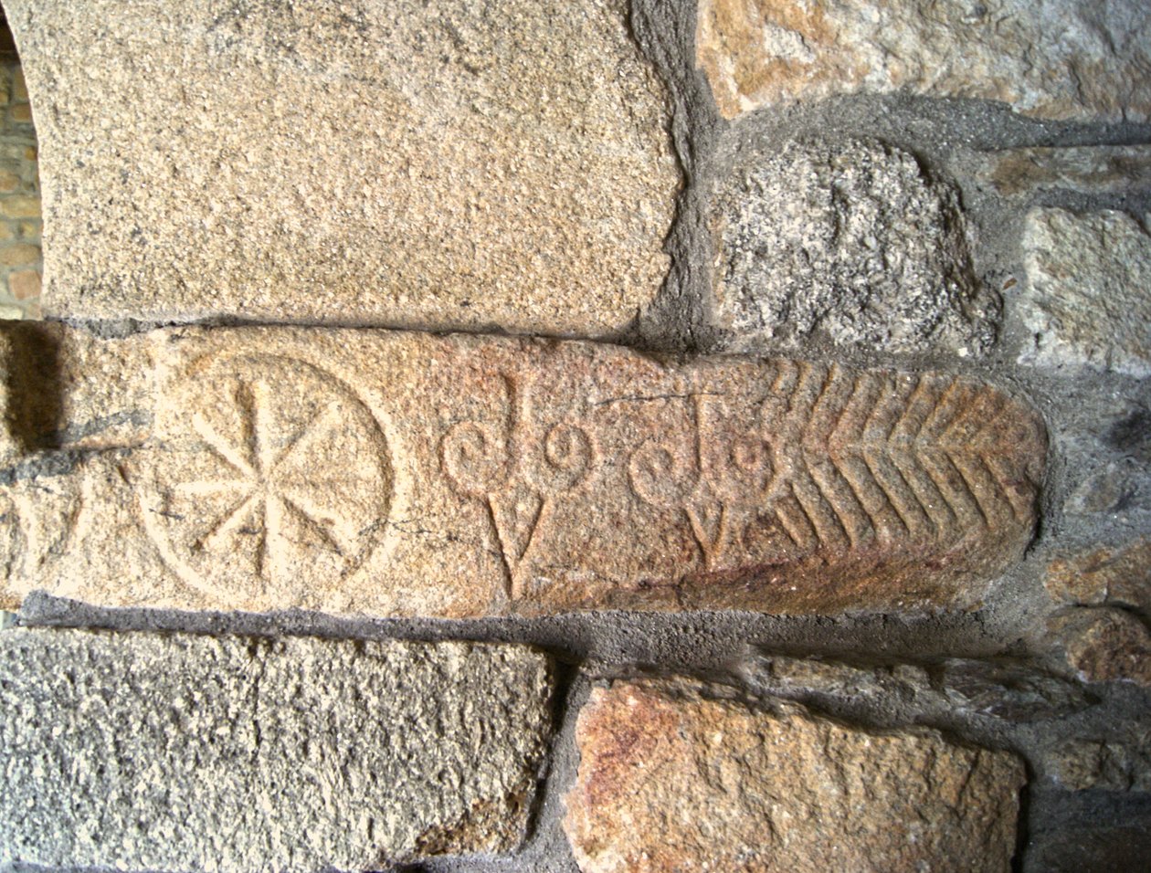 Tallados visigodos en la Capilla de São Pedro de Balsemão, Sé, Lamego, Portugal c.599 de Visigothic