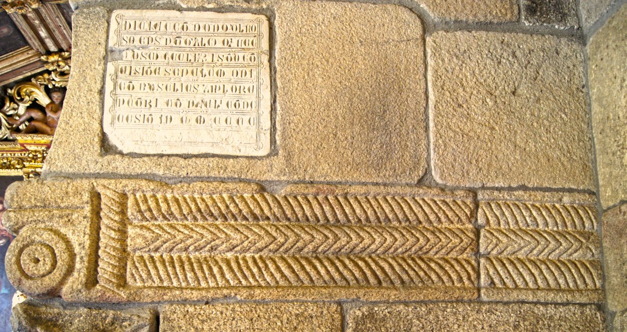 Tallados visigodos en la Capilla de São Pedro de Balsemão, Sé, Lamego, Portugal c.599 de Visigothic
