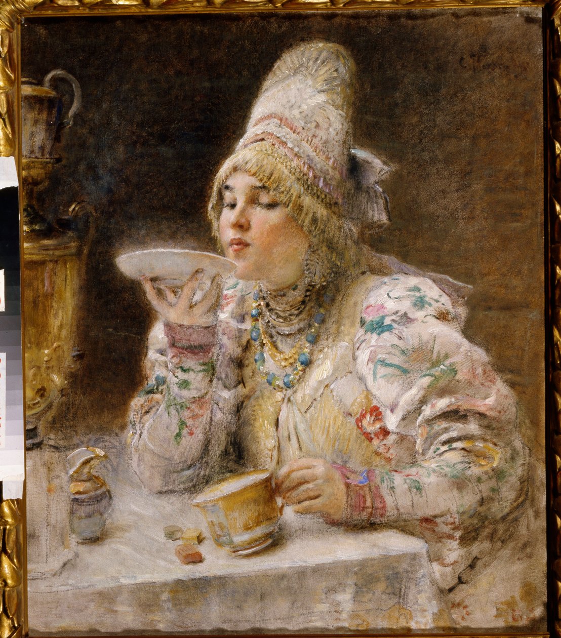 La hora del té. (Una mujer boyarda (boiard, boiar), con el traje y tocado tradicionales del Ducado de Moscú, está sentada cerca de un samovar y bebe el té que ha vertido en el plato de su taza). Pintura de Konstantin Yegorovich Makovsky (Constantin Mako de Vladimir Egorovic Makovsky