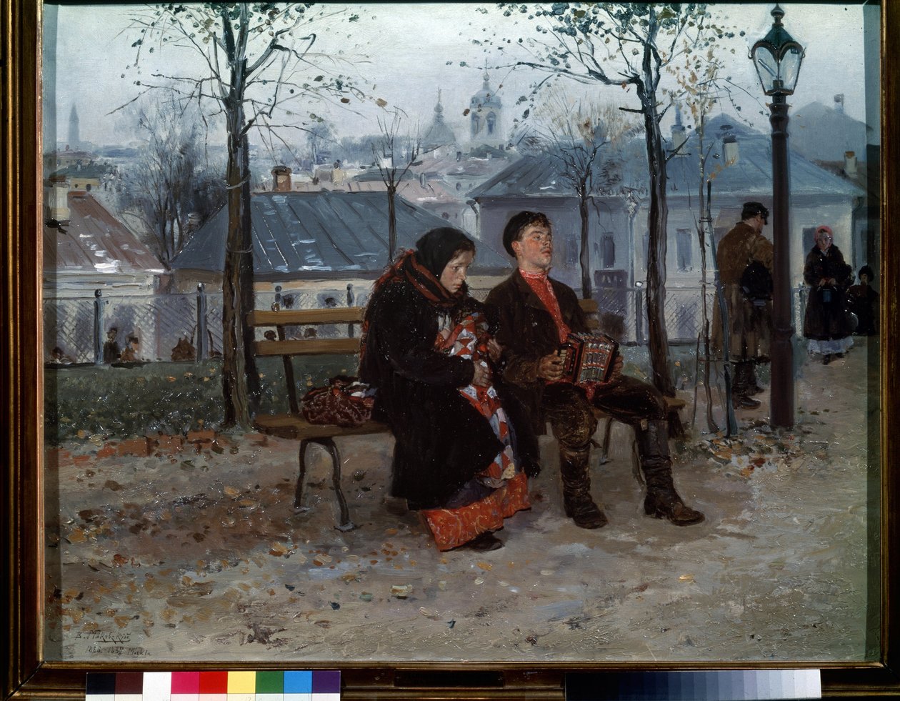 En el Bulevar (En el Bulevar). Escena callejera, en otoño, una pareja joven con trajes tradicionales está sentada en un banco, la mujer está amamantando a su bebé, el hombre toca el acordeón. Impresión de pobreza y melancolía. Pintura de Vladimir Yegorovic de Vladimir Egorovic Makovsky