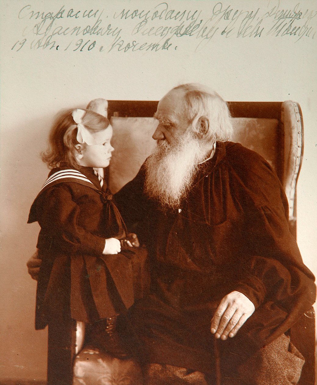 El autor ruso Leo Tolstoy con su nieta Tatiana, Yasnaya Polyana, Rusia, c1910 de Vladimir Grigorievich Chertkov