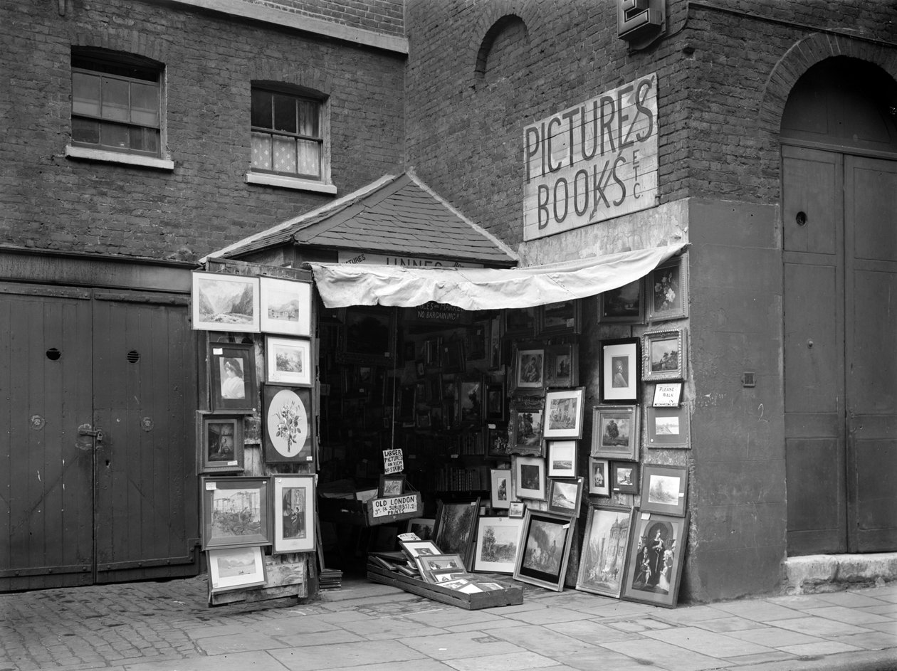 Cuadros enmarcados exhibidos fuera de una tienda de libros y cuadros de segunda mano, Londres, 1933 de WA Clark