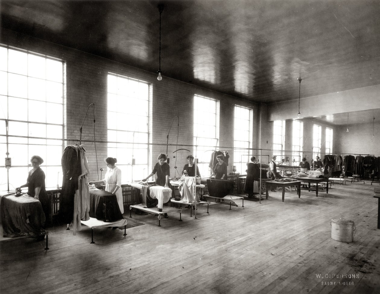 Mujeres trabajando en el departamento de prensado de Lungstras Dyeing and Cleaning Company de W.C. Persons