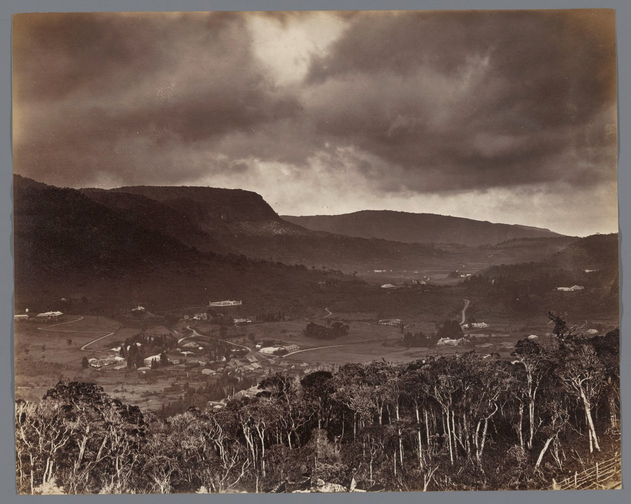 Vista de Nuwara Eliya vista desde Oliphant Estate, Ceilán de W.L.H. Skeen and Co.