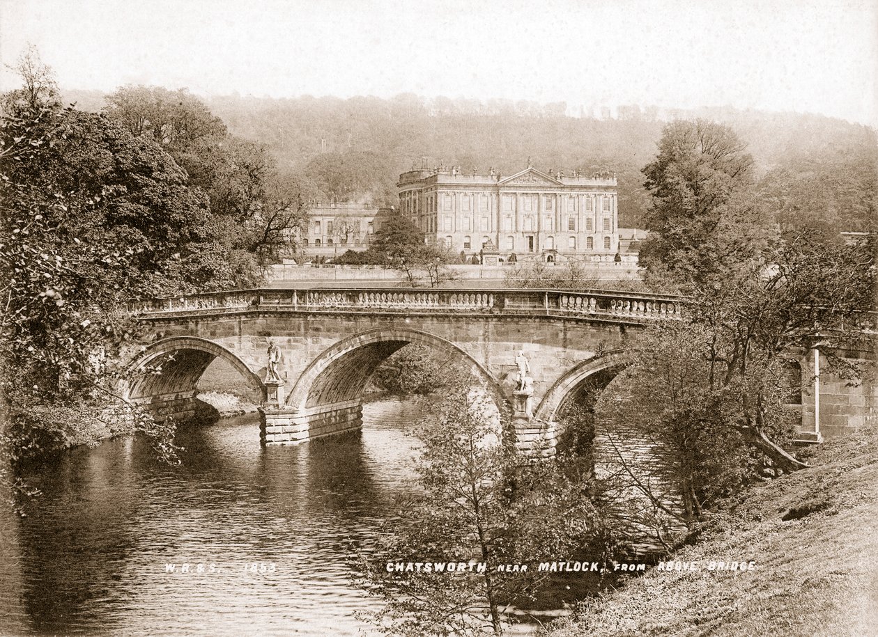 Casa Chatsworth y el puente sobre el río Derwent, Derbyshire de WR and S