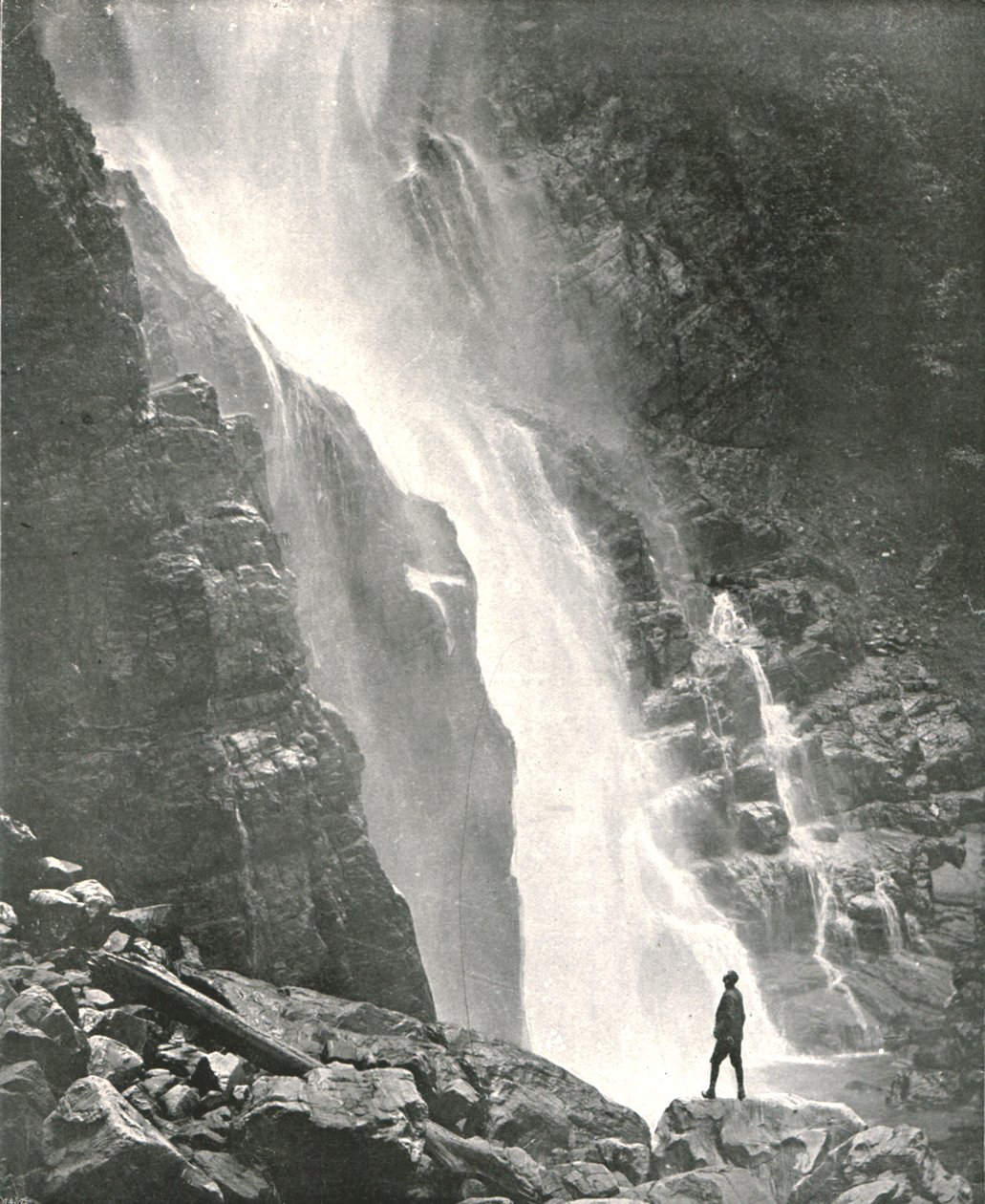 Una cascada en el distrito de colinas, Dehra Dun, India, 1895 de W and S Ltd