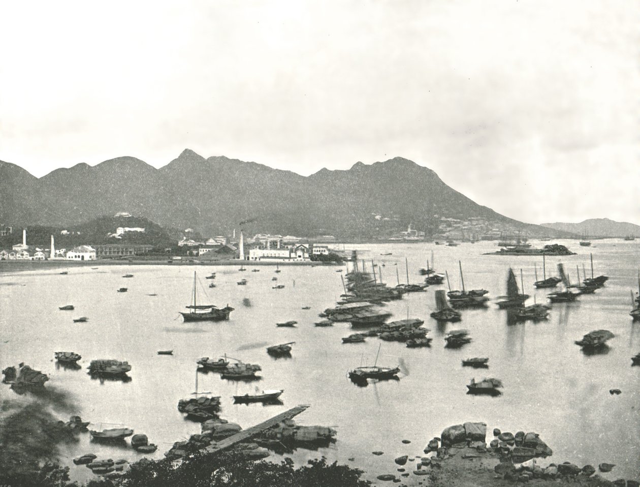 East Point mostrando Victoria Hills, Hong Kong, 1895 de W and S Ltd