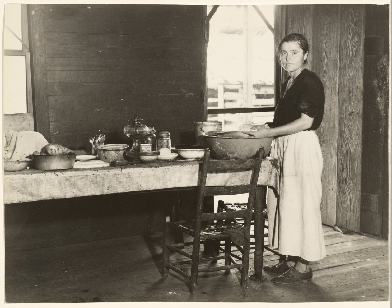 [Elizabeth Tengle en la cocina]/[Paralee Ricketts en la cocina]. de Walker Evans