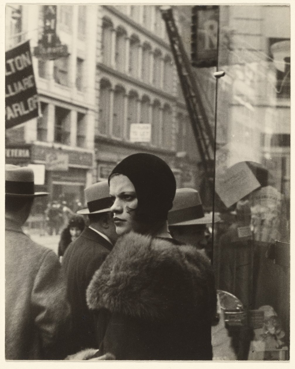 Chica en Fulton Street, Nueva York de Walker Evans