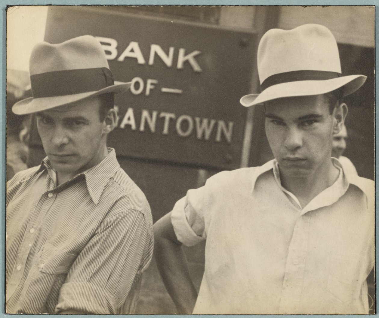 Main Street Faces / Escena callejera, Morgantown, Virginia Occidental de Walker Evans