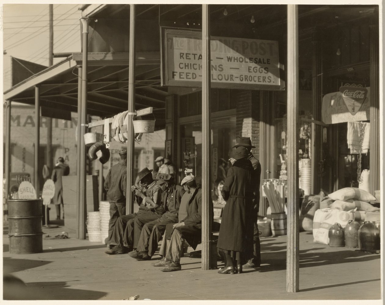 Escena en la acera, Selma, Alabama de Walker Evans