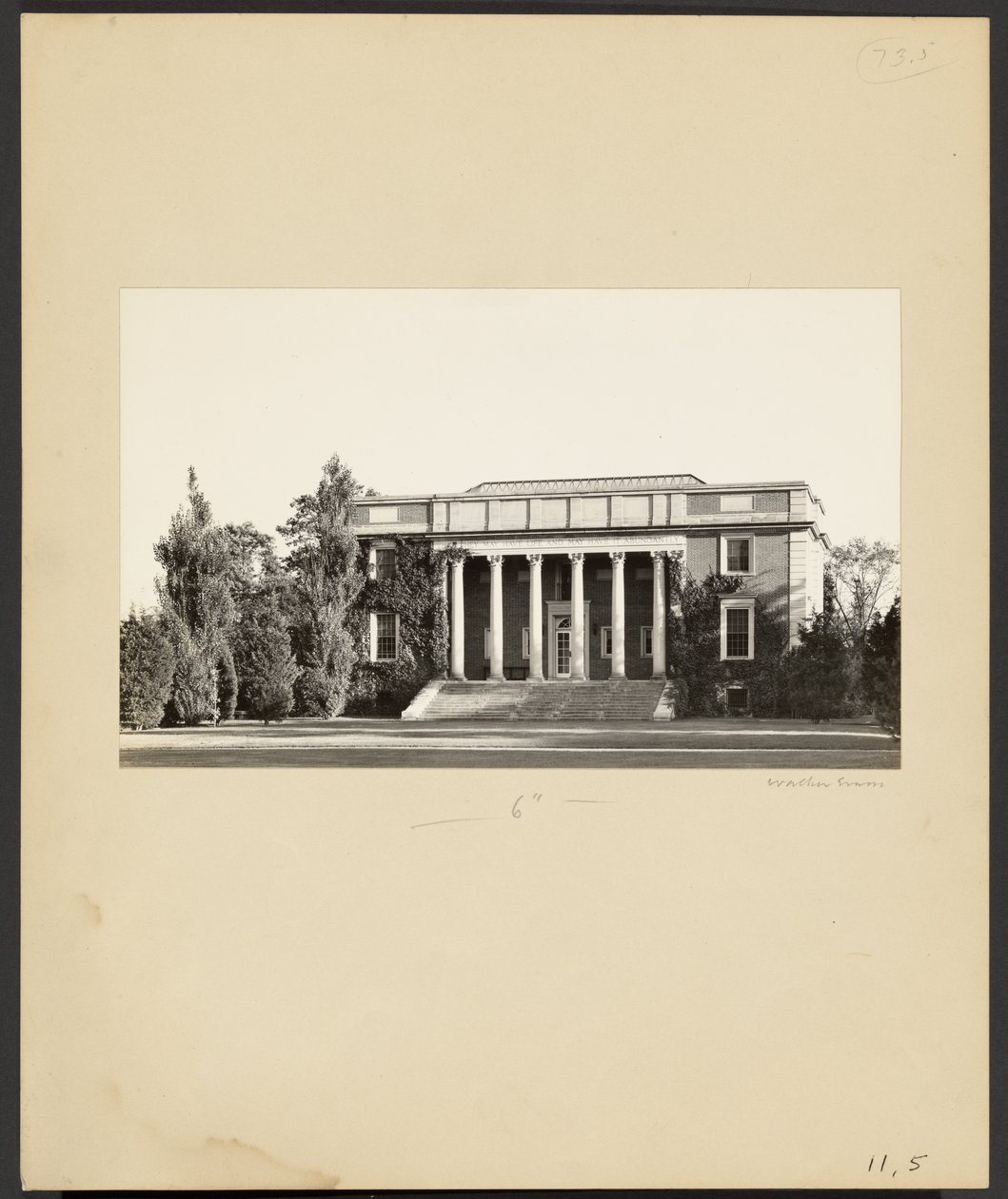 [Wheaton College: La Biblioteca (1923)] de Walker Evans