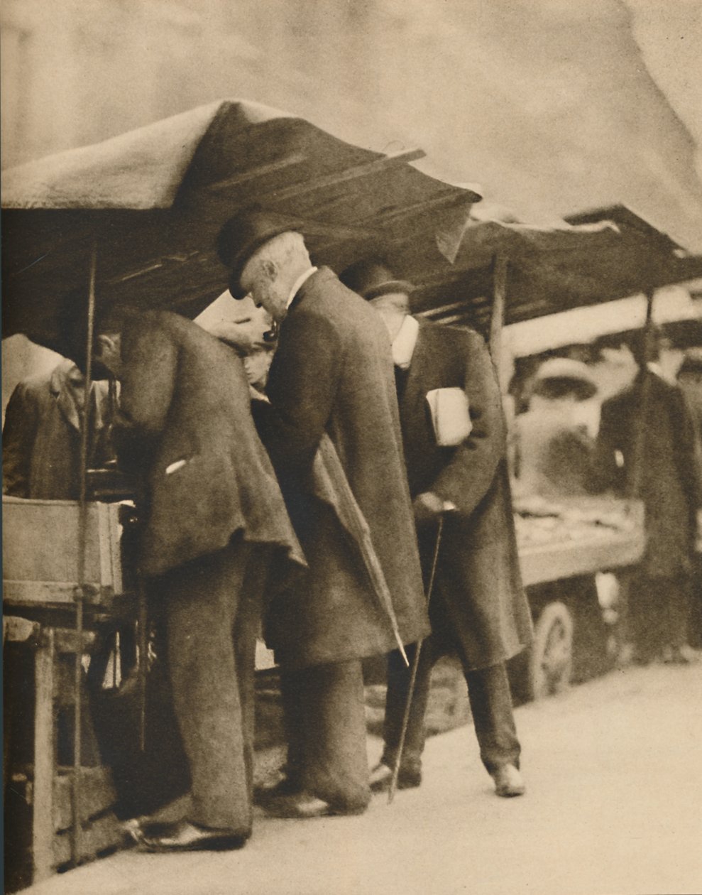 En uno de los puestos de libros del Mercado de Farringdon Road, c1935 de Walter Benington
