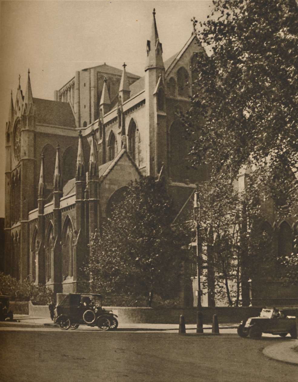 Catedral de Bloomsbury: La Iglesia Católica Apostólica en Gordon Square, c. 1935 de Walter Benington