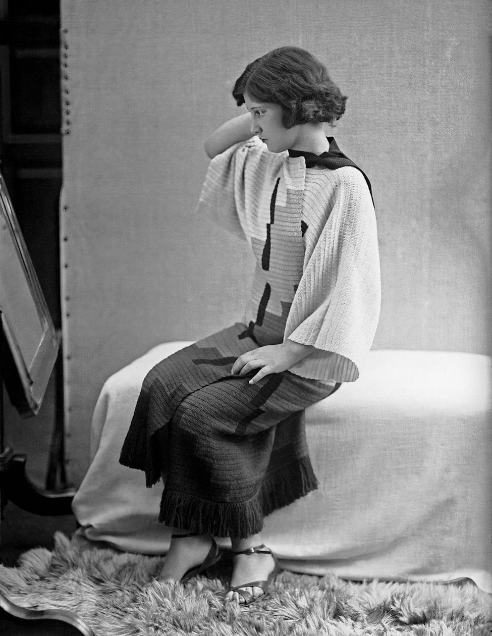 Modelo con un vestido creado por Anita Pittoni, c.1940 (foto b/n) de Wanda Wulz