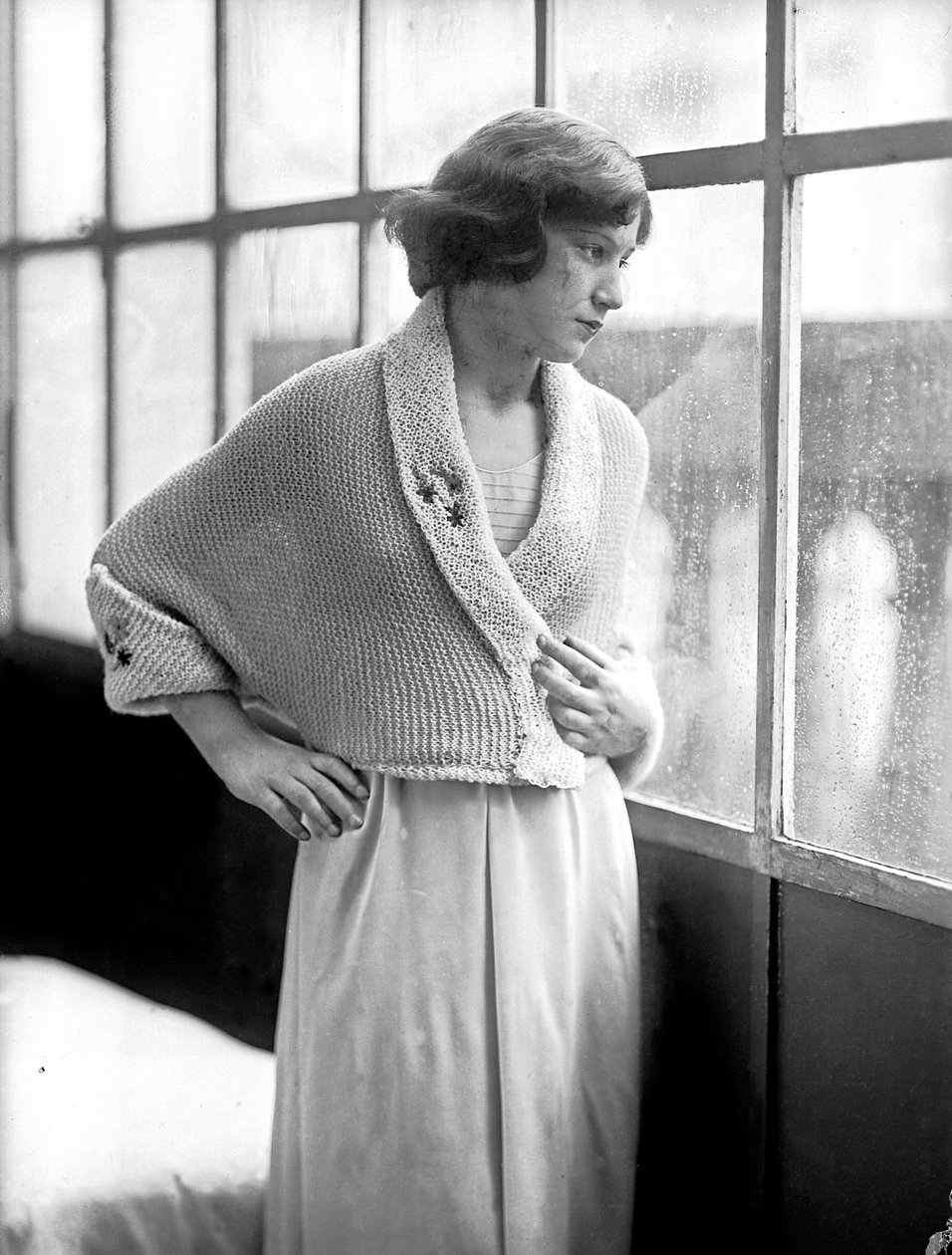 Modelo con un vestido creado por Anita Pittoni, c.1940 (foto b/n) de Wanda Wulz