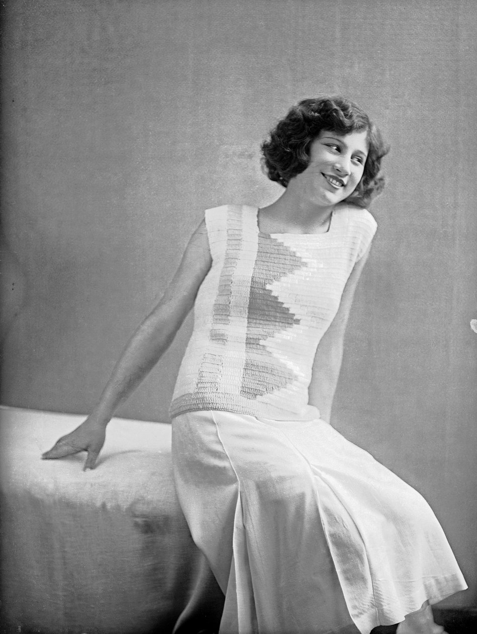 Modelo con un vestido creado por Anita Pittoni, c.1940 (foto b/n) de Wanda Wulz