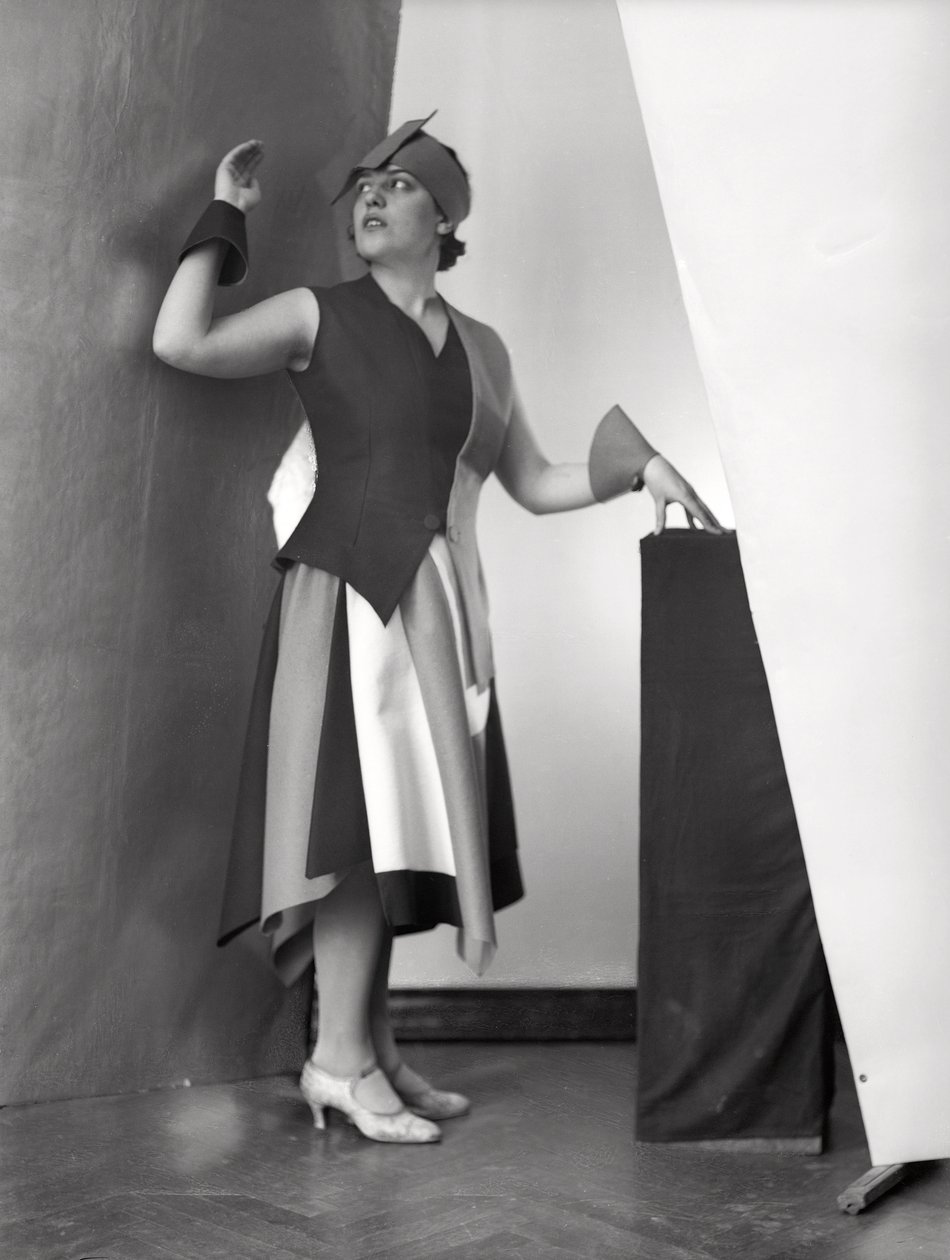 Retrato de Anita Pezzoni con un vestido diseñado por el pintor Marcello Clarion (foto b/n) de Wanda Wulz