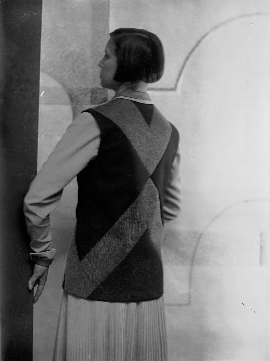 Retrato de Marion Wulz con vestido diseñado por Anita Pittoni, hacia 1940 (foto en b/n) de Wanda Wulz