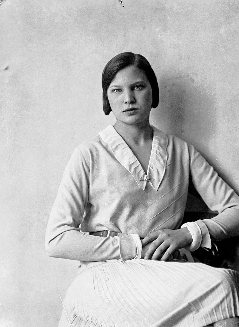 Retrato de Marion Wulz con vestido diseñado por Anita Pittoni, hacia 1940 (foto en b/n) de Wanda Wulz
