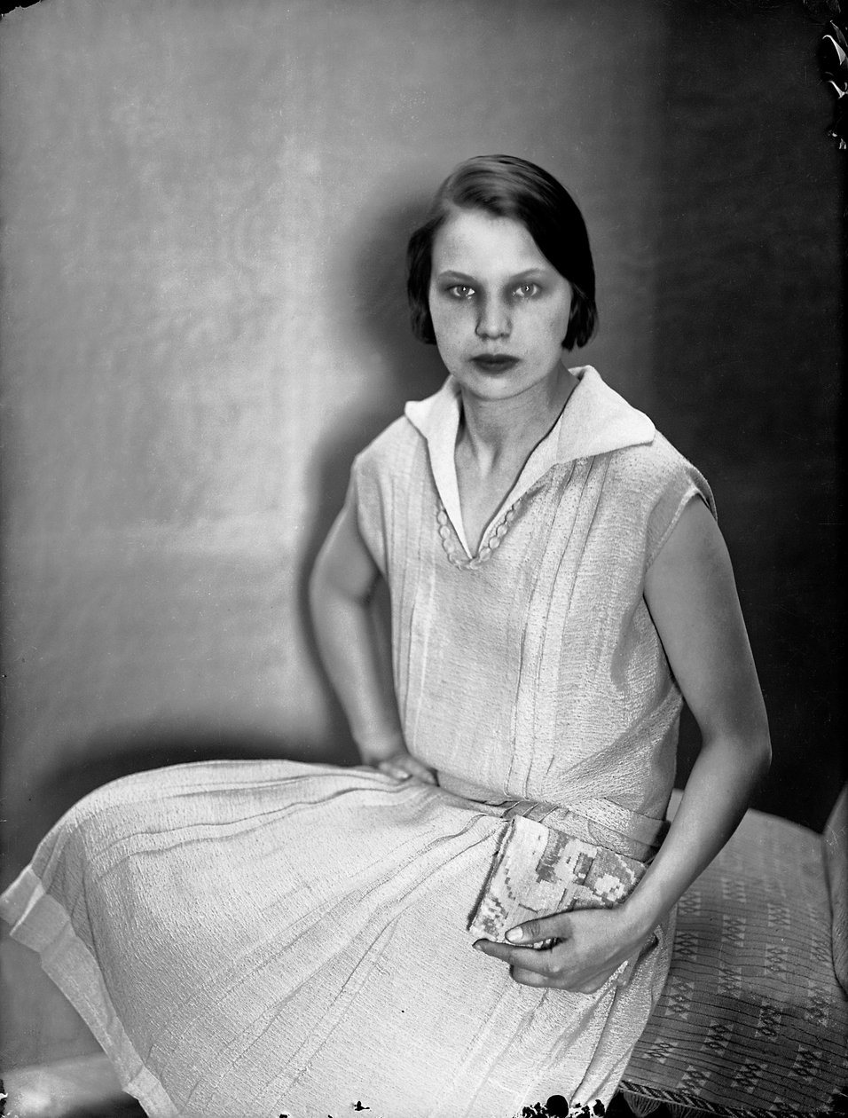 Retrato de Marion Wulz con un vestido de Anita Pittoni, c.1930 (foto b/n) de Wanda Wulz