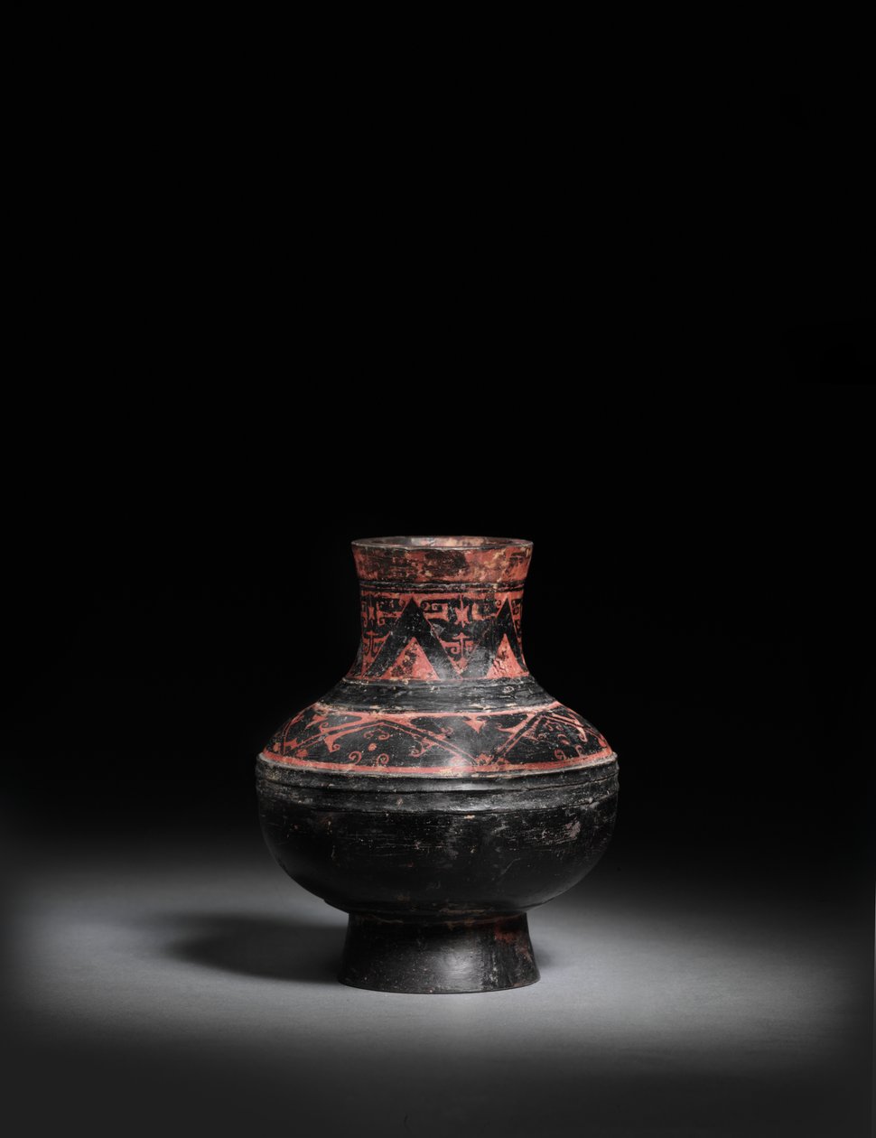 Pequeño jarro de cerámica negra lacada pintada de rojo, Hu, 476-221 a.C. de Warring States period Chinese School