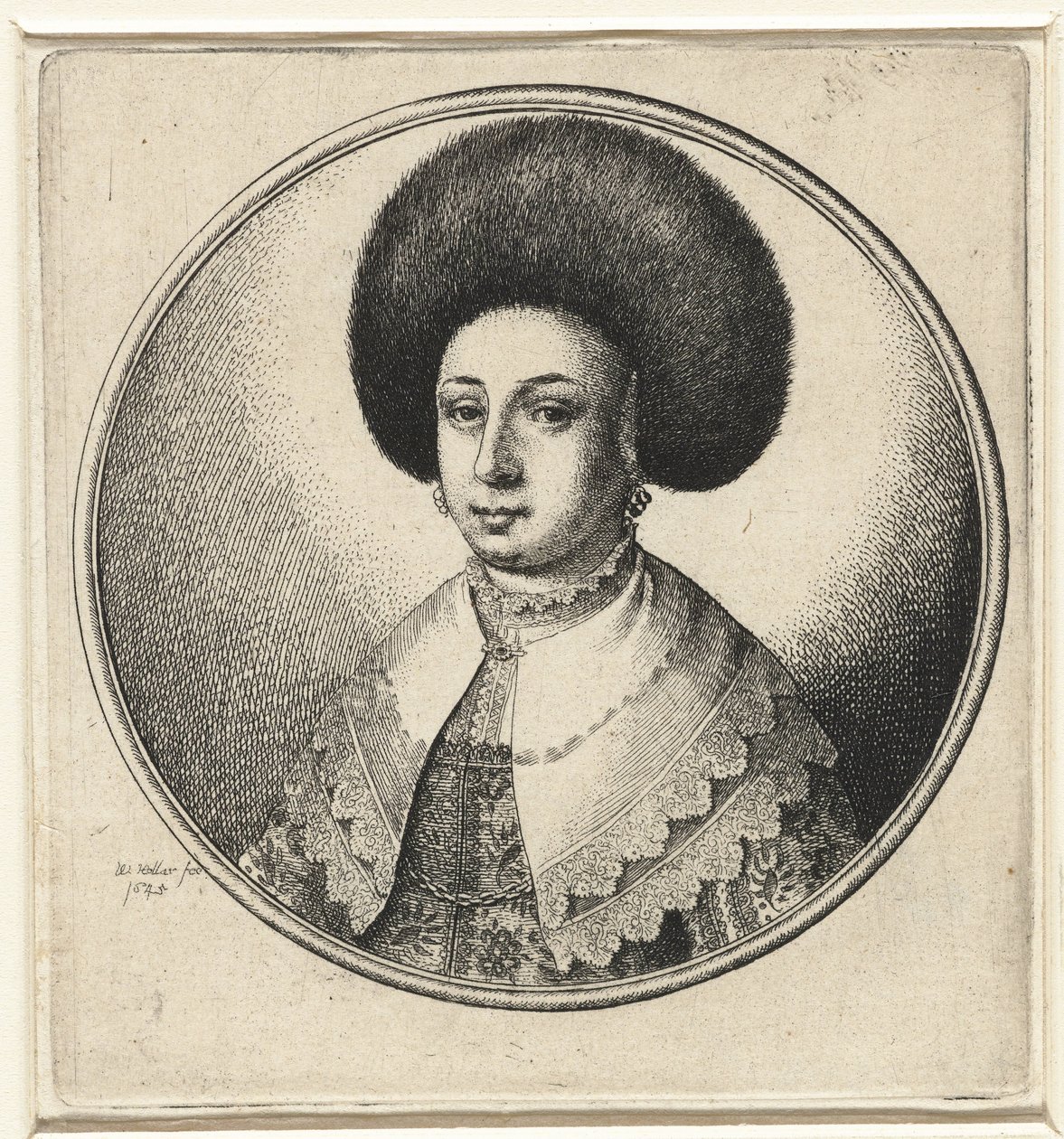 Mujer con cuello de encaje, aretes y gorro de piel. Bustos femeninos en marcos redondos (título de la serie) de Wenceslaus Hollar