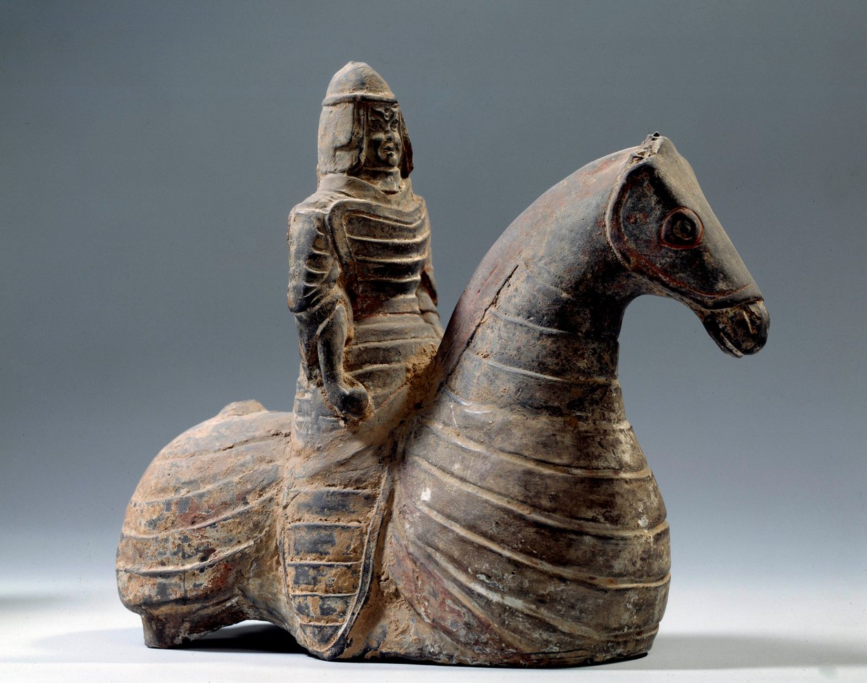 Arte chino: estatuilla de jinete en armadura (206 a.C.-220 d.C.), período Han. París, Museo Cernuschi de Western Han Dynasty Chinese School