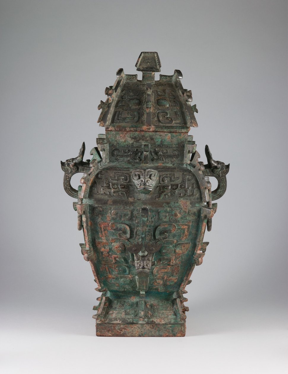 Vasija de vino cubierta (fang lei) con diseño de máscaras zoomorfas y asas con cabezas de animales, finales del siglo XI a.C. (bronce) de Western Zhou Dynasty Chinese School