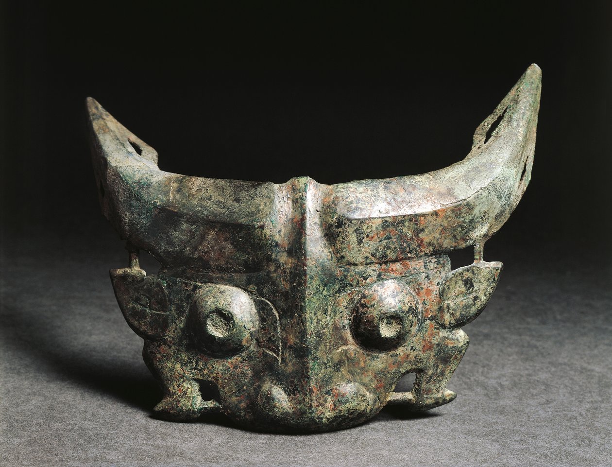 Máscara ritual que representa a Taotie, China, Dinastía Zhou Occidental de Western Zhou Dynasty Chinese School