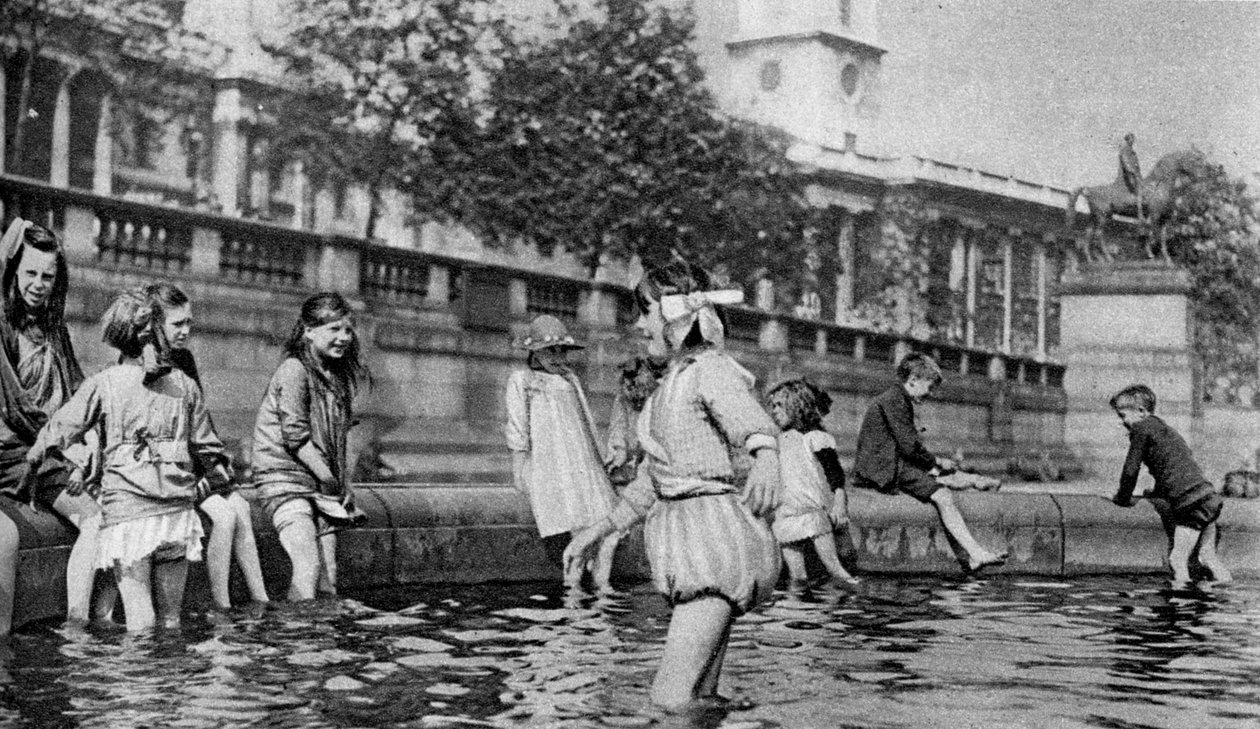 Niños chapoteando en las fuentes de Trafalgar Square, Londres, 1926-1927 de Whiffin